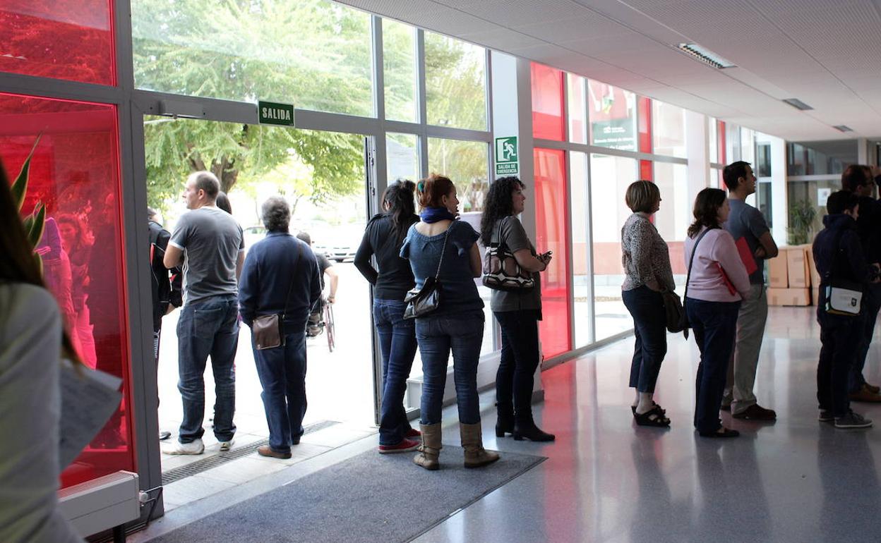 Exámenes en las Escuelas de Idiomas de La Rioja: espera en el patio y sin salir del aula entre pruebas