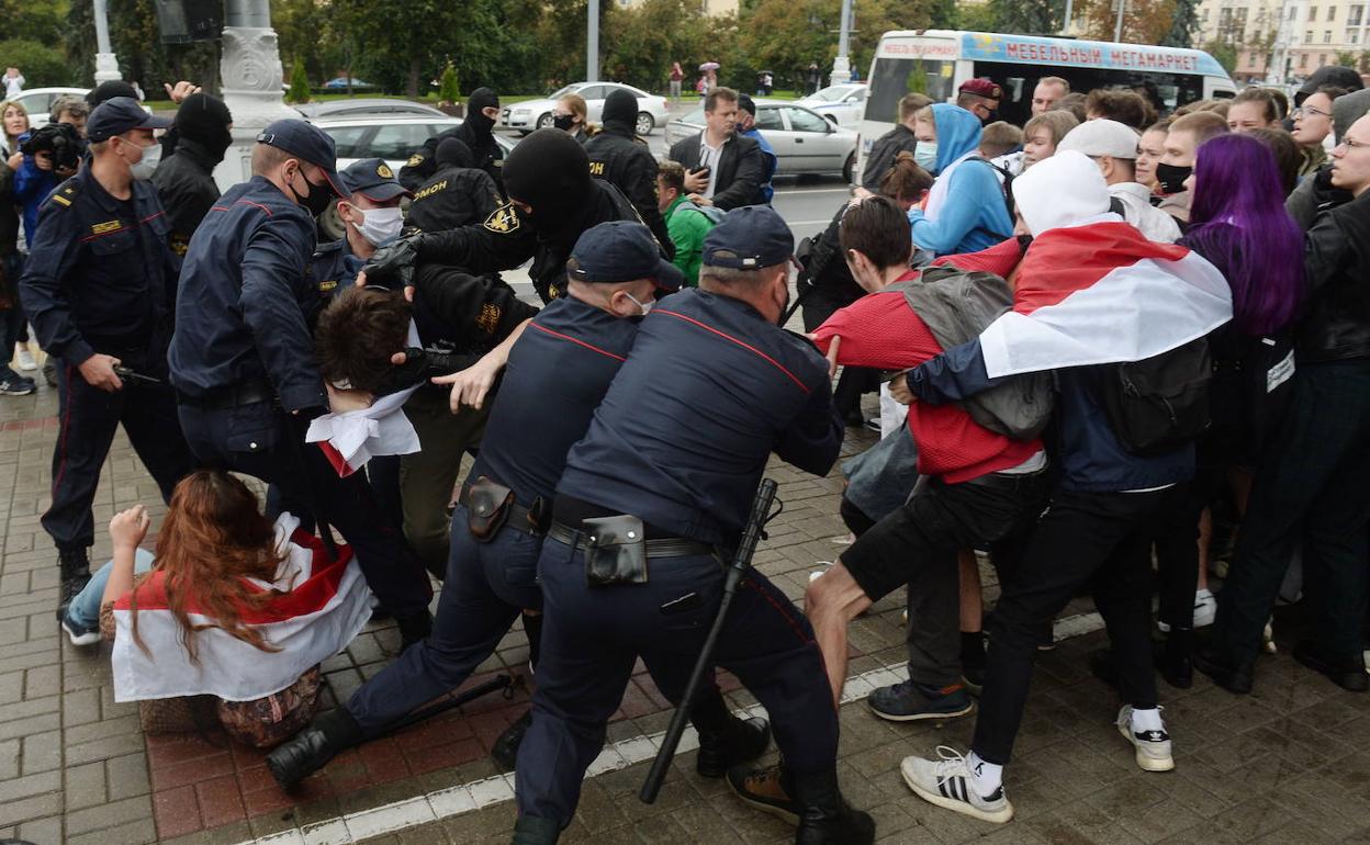 La policía carga en Minsk contra una manifestación de estudiantes en solidaridad con los presos políticos.