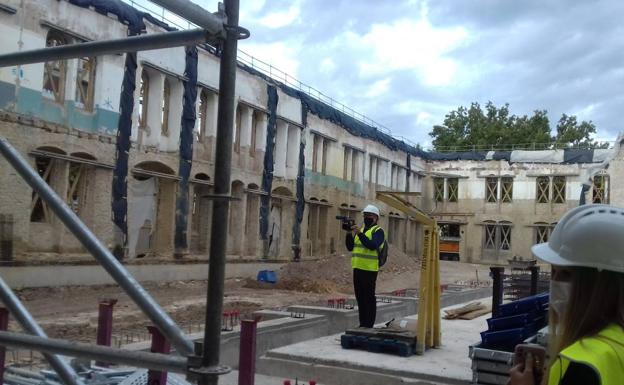 Imagen principal - Arriba, zona central del edificio que ha sido vaciado casi por completo. El proyecto prevé la construcción de un techo de cristal. Abajo, la escalinata del instituto (único elemento interior que recuerda lo que fue el Sagasta), y autoridades durante la visita guiada de los técnicos. 