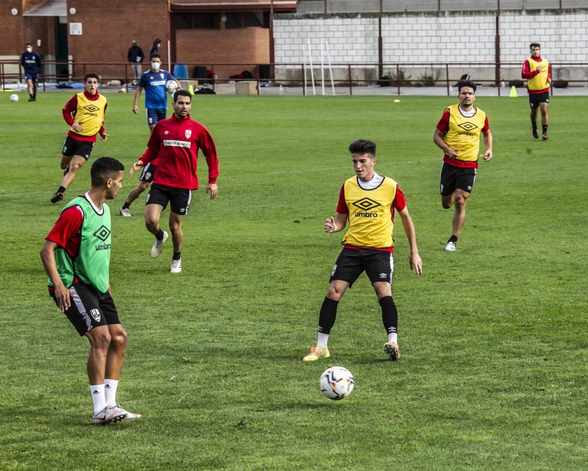 Trabajo táctico. Ousama trata de jugar el balón con Sergio Rodríguez atento, al fondo.