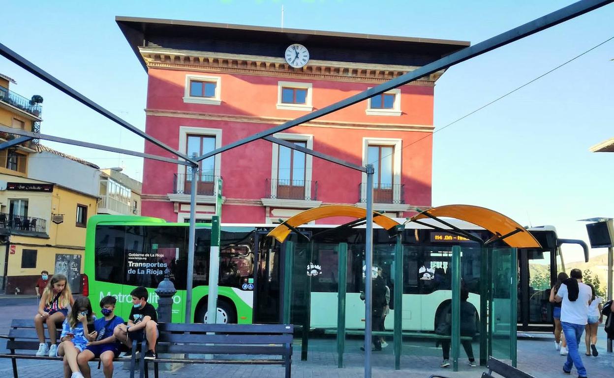 El autobús metropolitano en su parada de la plaza de la Tela de Nalda, el pasado jueves. 