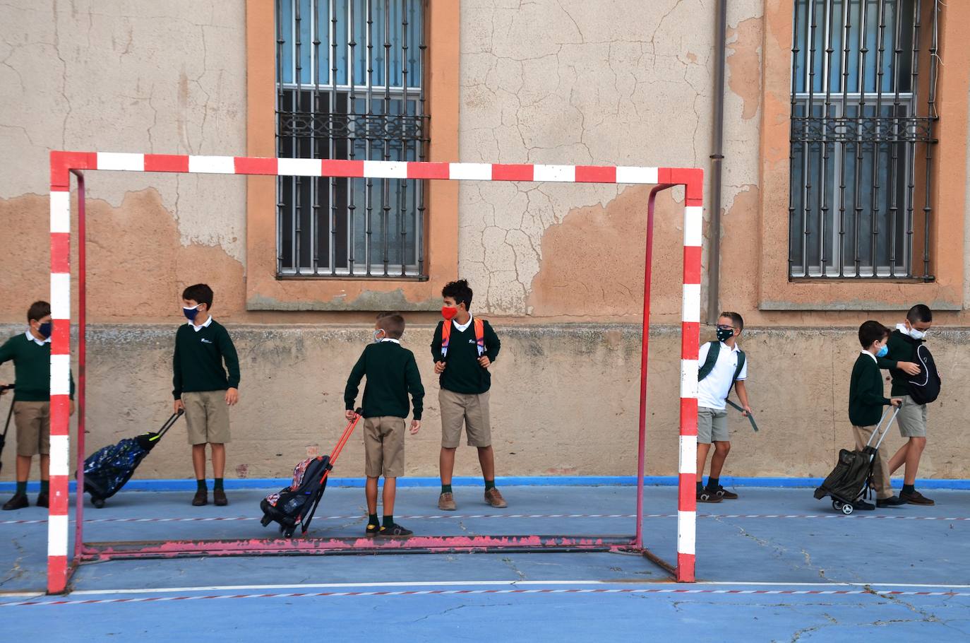 Fotos: Calahorra: en la fila, guardando las distancias