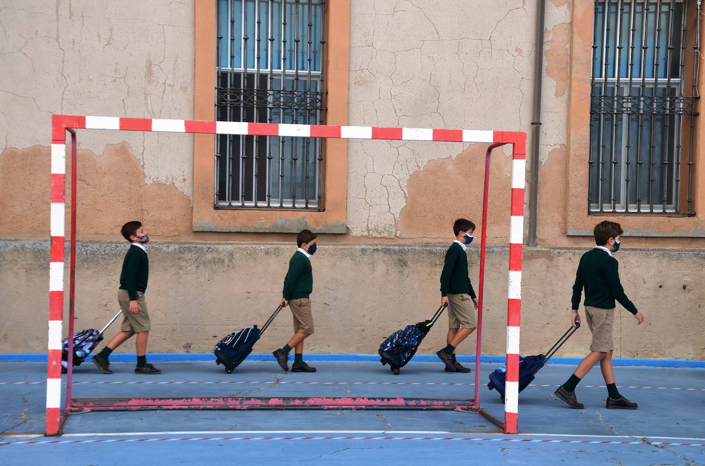 Fotos: Calahorra: en la fila, guardando las distancias