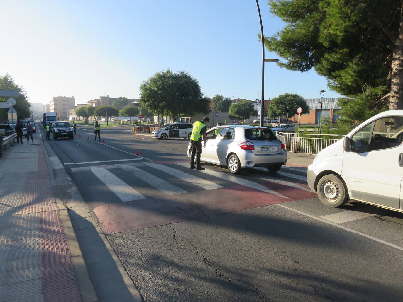 Controles a la entrada y salida de la ciudad riojabajeña, que ha vuelto a un punto entre la fase 1 y 2 para intentarcontener la epidemia