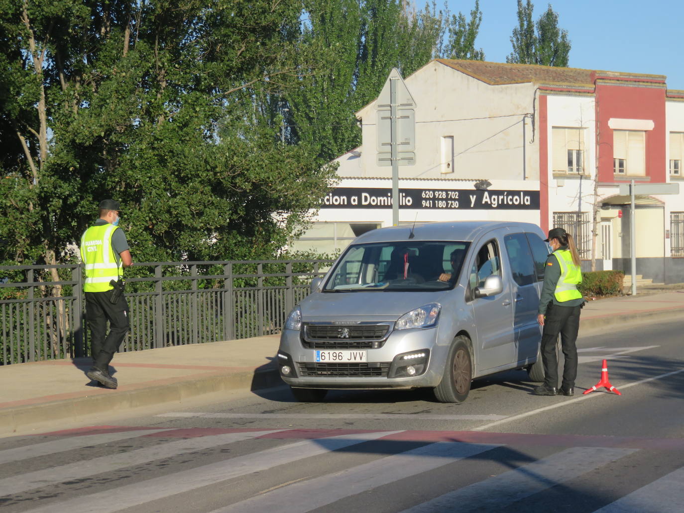 Controles a la entrada y salida de la ciudad riojabajeña, que ha vuelto a un punto entre la fase 1 y 2 para intentarcontener la epidemia