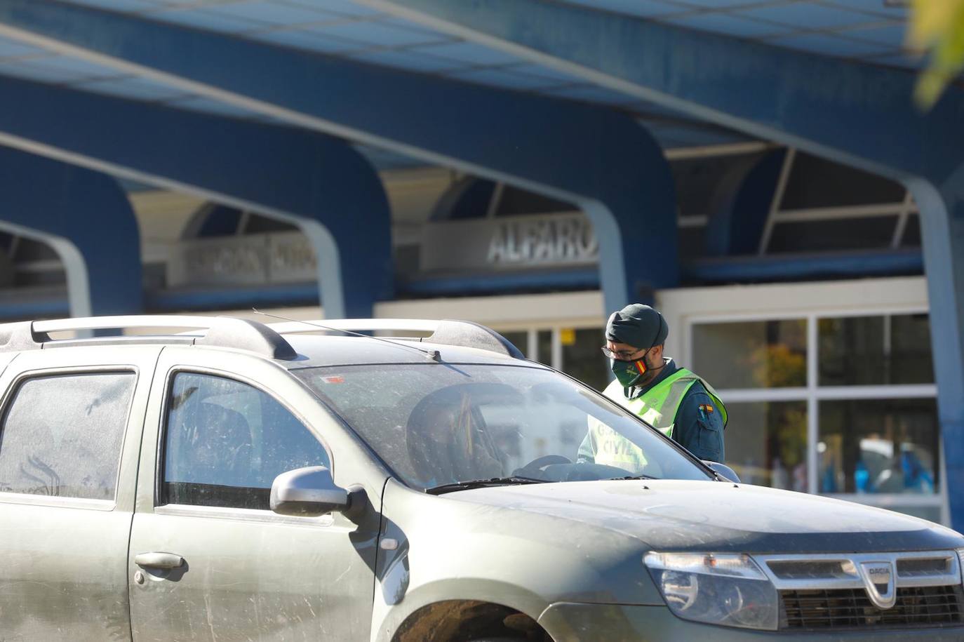 Controles a la entrada y salida de la ciudad riojabajeña, que ha vuelto a un punto entre la fase 1 y 2 para intentarcontener la epidemia