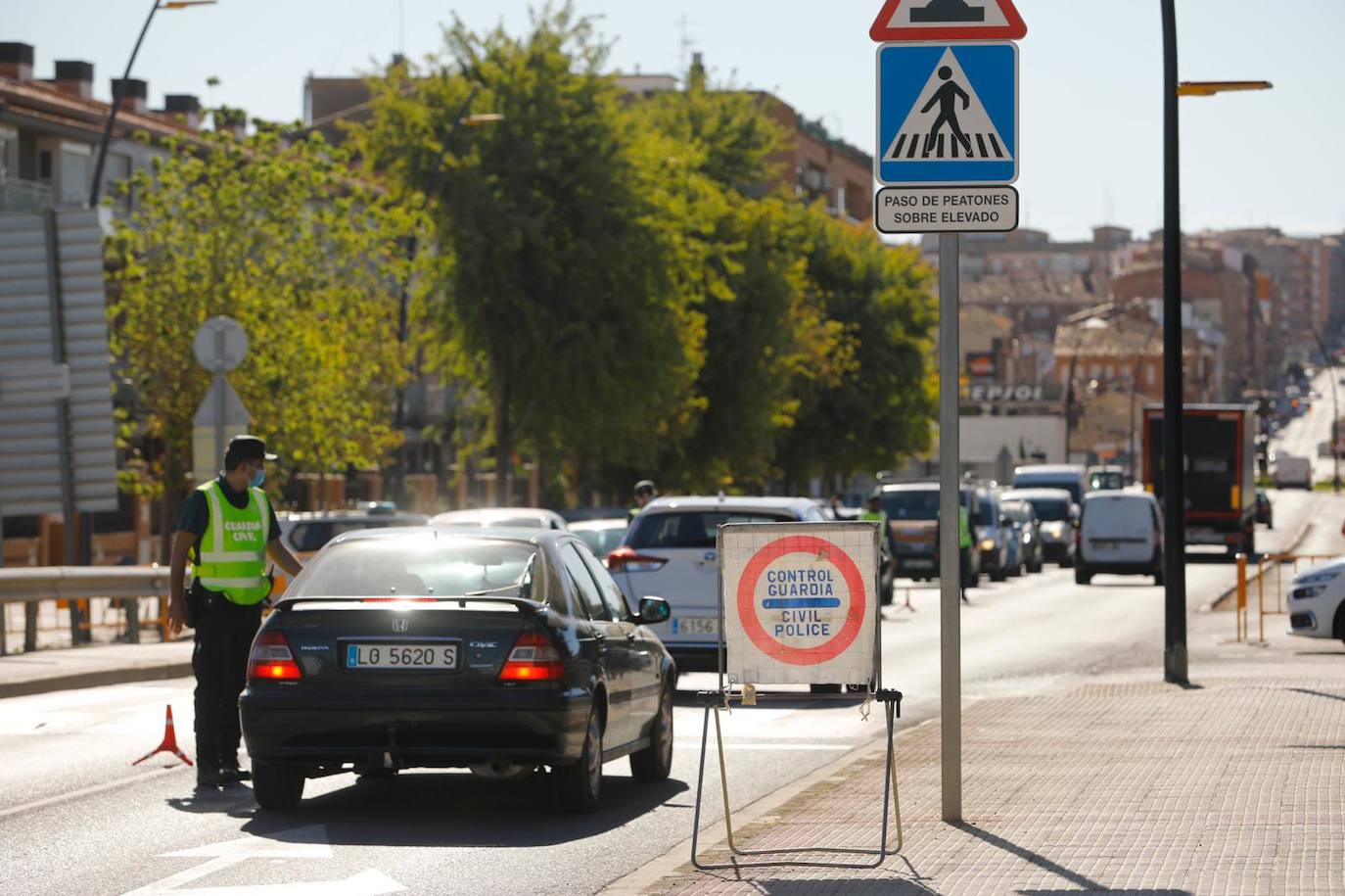 Controles a la entrada y salida de la ciudad riojabajeña, que ha vuelto a un punto entre la fase 1 y 2 para intentarcontener la epidemia