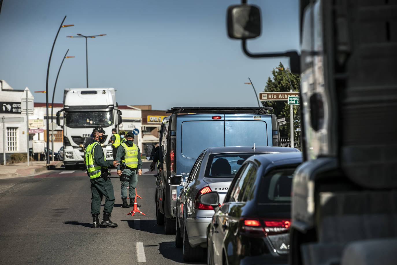 Controles a la entrada y salida de la ciudad riojabajeña, que ha vuelto a un punto entre la fase 1 y 2 para intentarcontener la epidemia