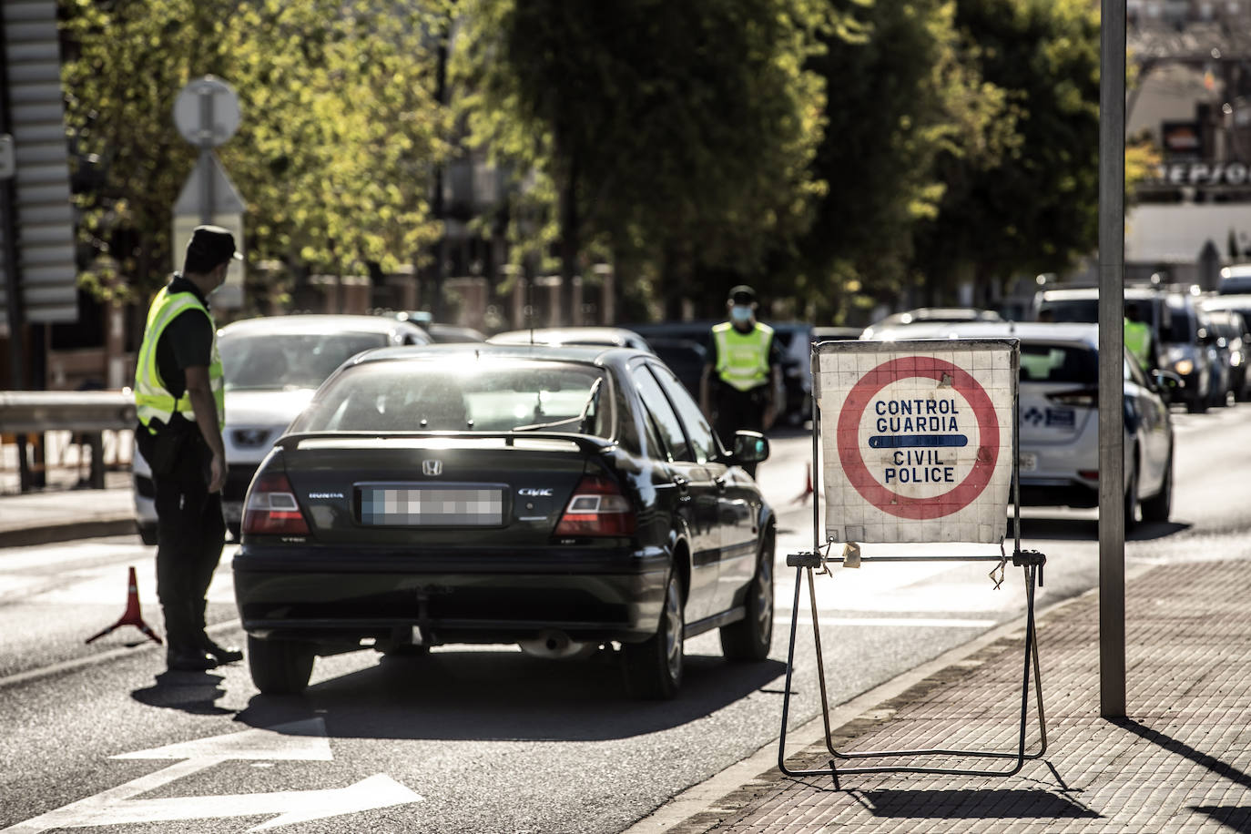 Controles a la entrada y salida de la ciudad riojabajeña, que ha vuelto a un punto entre la fase 1 y 2 para intentarcontener la epidemia