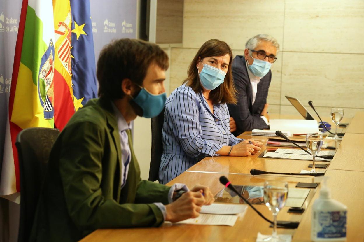 La consejera Sara Alba, con el nuevo director general de Salud Pública, Peio Latasa, y el director de Gestión Educativa, Emilio Izquierdo. 