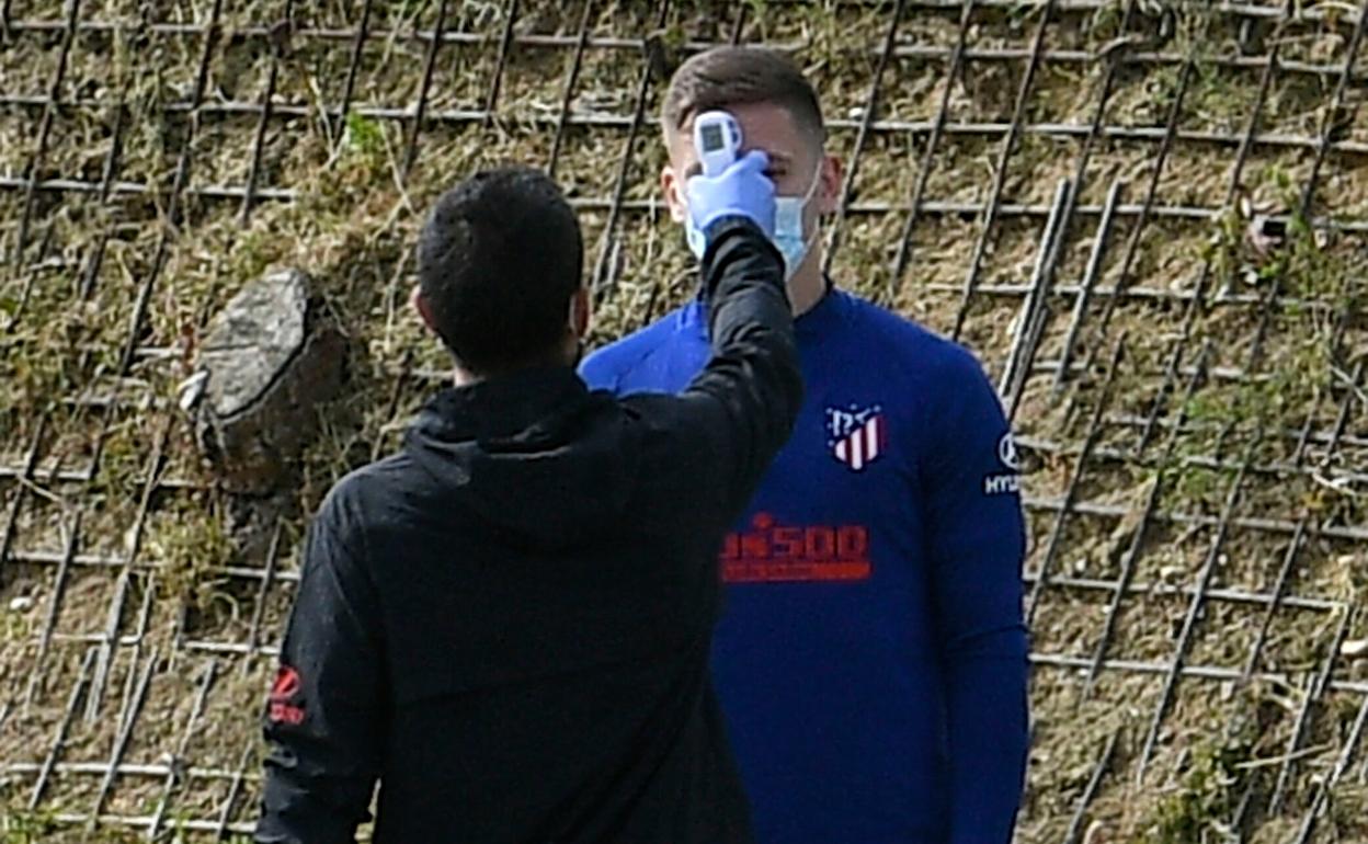 Toma de temperatura antes de un entrenamiento del Atlético.