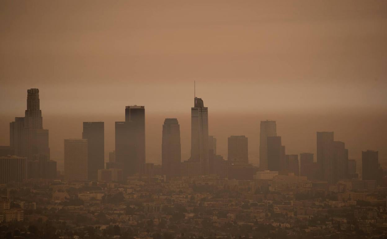 El humo de los incendios forestales oscurece Los Ángeles.