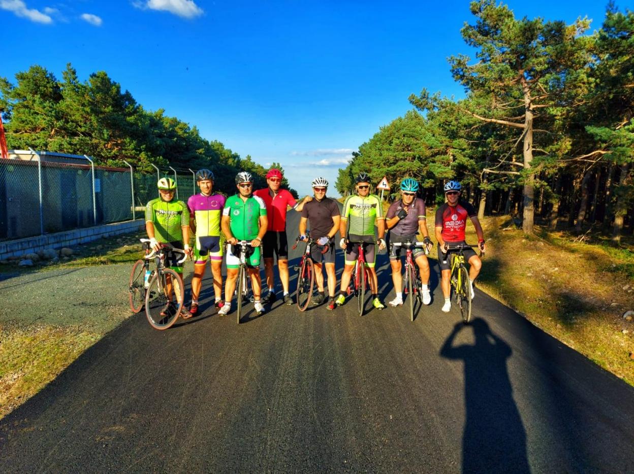 Amigos del Cicloturismo posan en la carretera arreglada. 