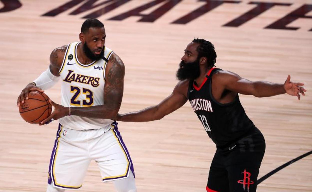 LeBron James, defendido por James Harden, en una acción del partido. 