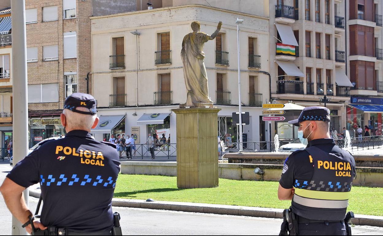 Agentes de Calahorra vigilan la estatua de Quintliano en el primer día de las suspendidas fiesta de la localidad, el 25 de agosto