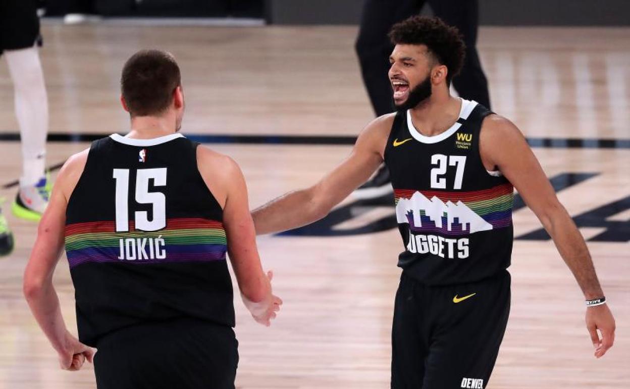 Jamal Murray y Nikola Jokic celebran una acción de los Nuggets ante los Clippers. 