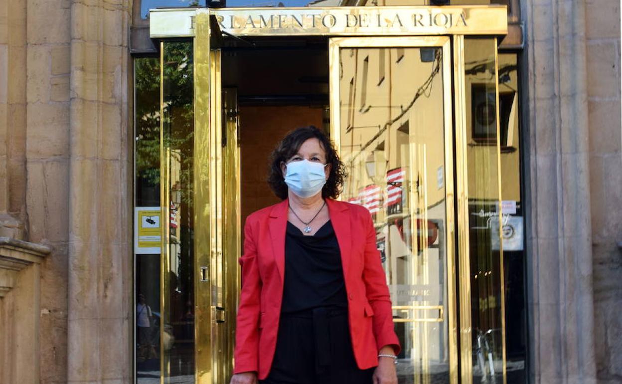 Imagen de Ana Santos, en la puerta del Parlamento riojano. 