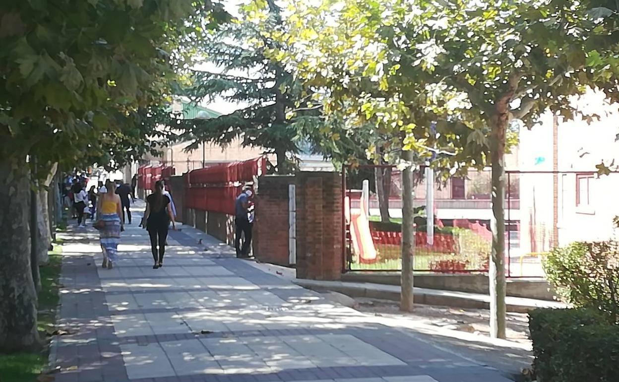 Padres esperando en la puerta del colegio de Alfaro. 