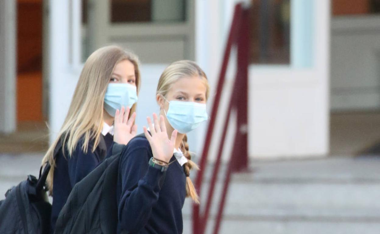 La Princesa Leonor y la Infanta Sofía a su llegada al colegio 