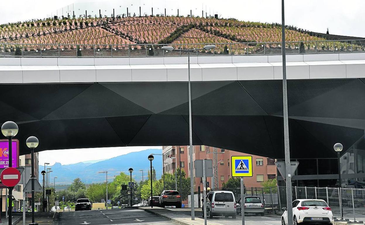 Coches y selfis bajo la gran cúpula de la estación