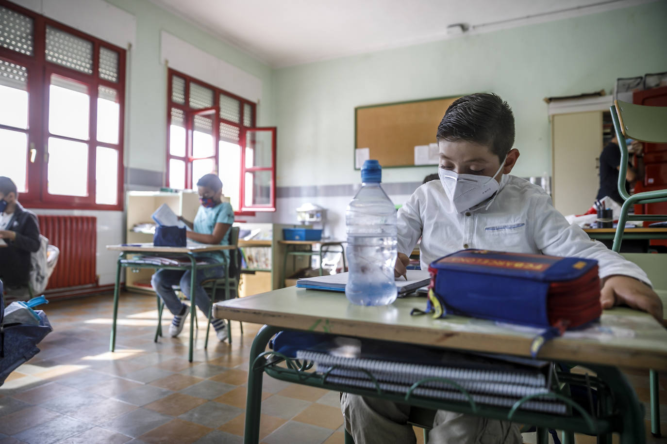 Los ocho únicos alumnos de la prácticamente única aula del colegio de Grávalos, que pertenece al CRA Valle de Linares, son unos privilegiados en tiempos de pandemia