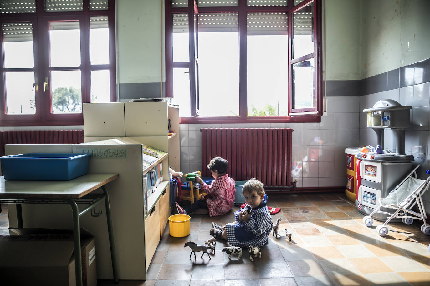 Los ocho únicos alumnos de la prácticamente única aula del colegio de Grávalos, que pertenece al CRA Valle de Linares, son unos privilegiados en tiempos de pandemia