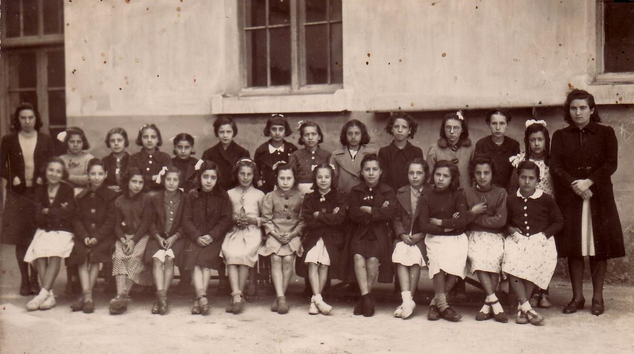 Foto de familia de alumnas de la Escuela de Juanita Madroñero, en Logroño en 1940. 