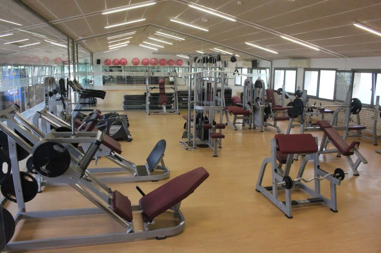 Imagen de archivo de la sala de máquinas y musculación del gimnasio municipal. 