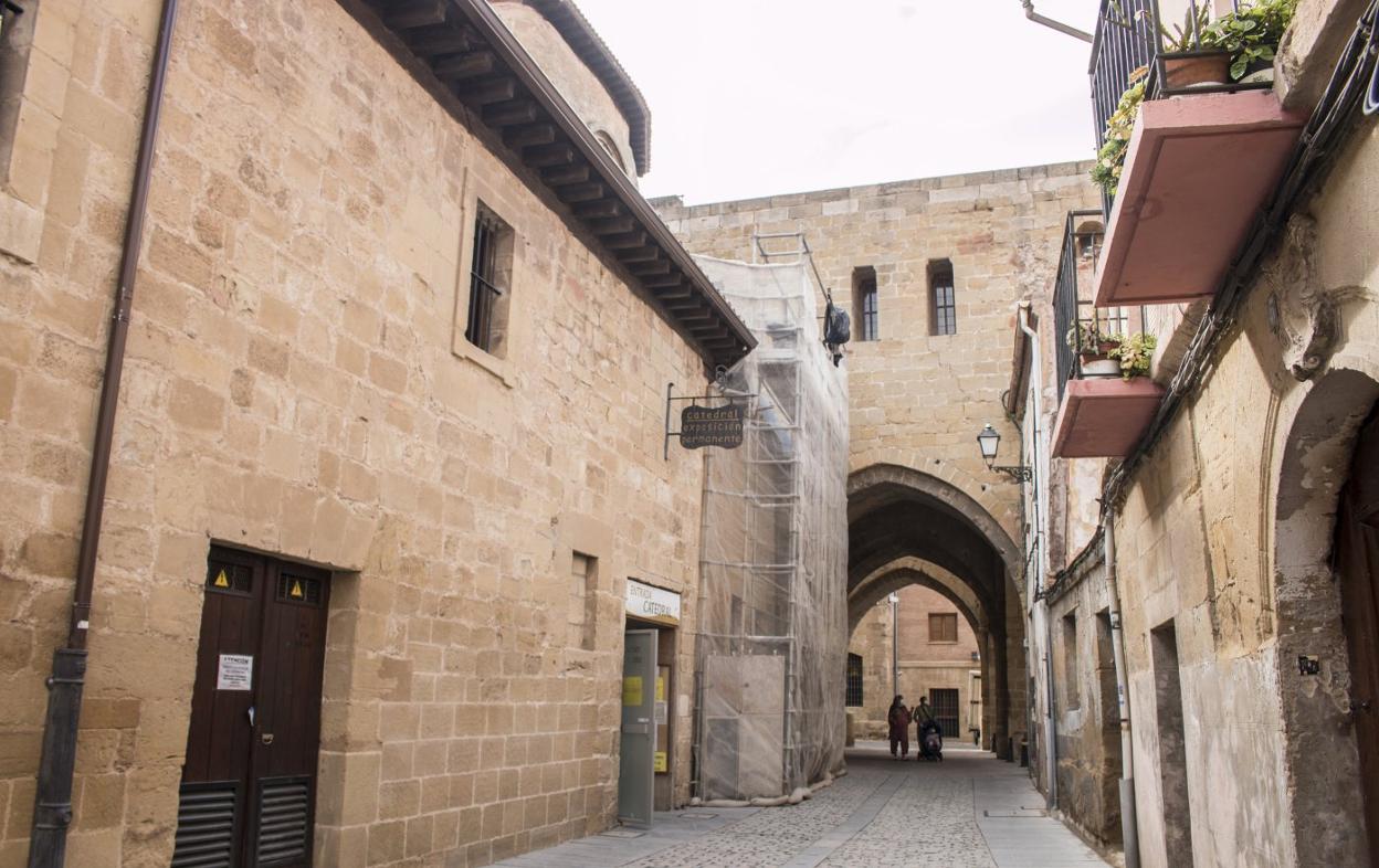 El tejado situado sobre los aseos del templo, junto a la calle del Cristo, es una de las zonas en las que se está actuando. 