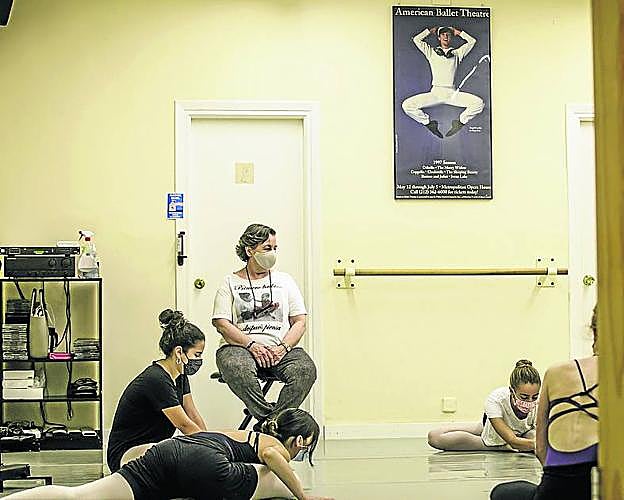 Practicar danza con mascarilla resulta ahora un reto mayúsculo para las bailarinas.