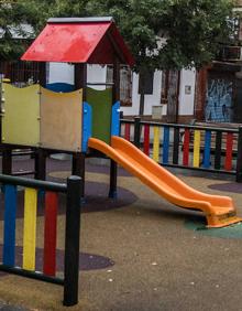 Imagen secundaria 2 - Dos vecinos en una terraza. Feria del Libro de Vallecas. Unos columpios.