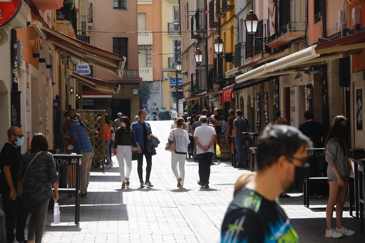 Comercios cerrados, bares a medias, algún pañuelo... Así están este día de San Mateo las calles de Logroño.