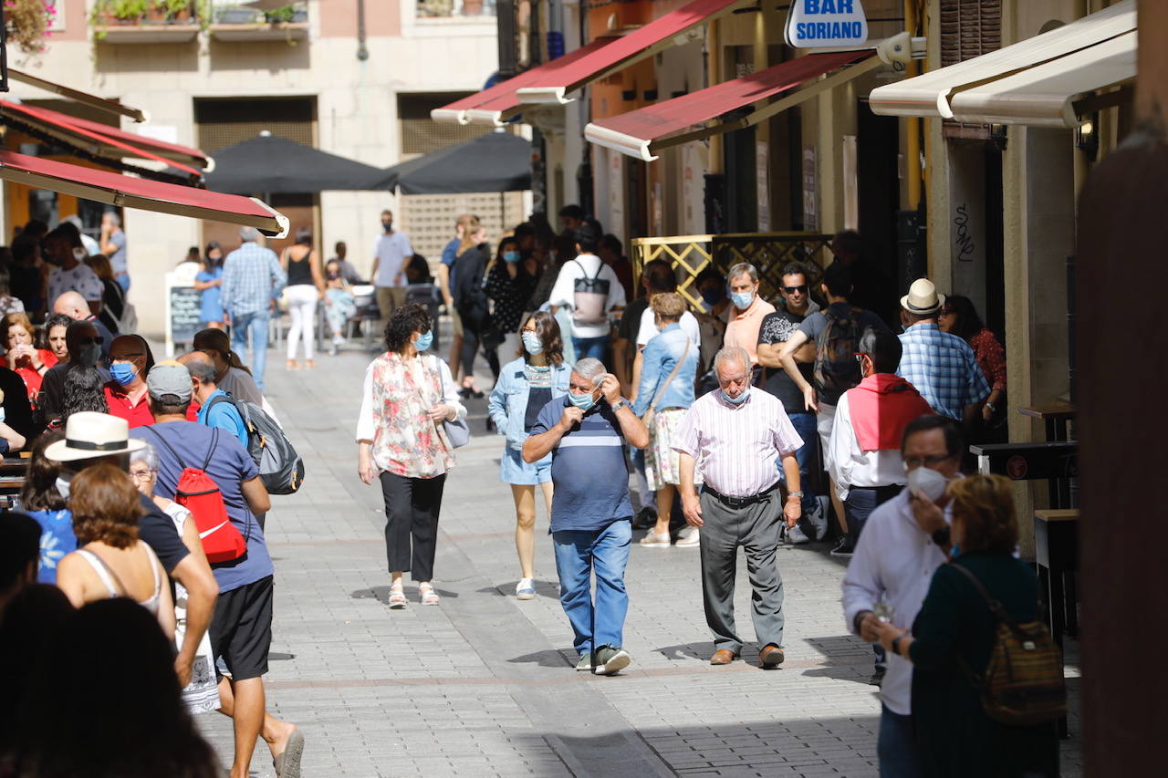 Comercios cerrados, bares a medias, algún pañuelo... Así están este día de San Mateo las calles de Logroño.