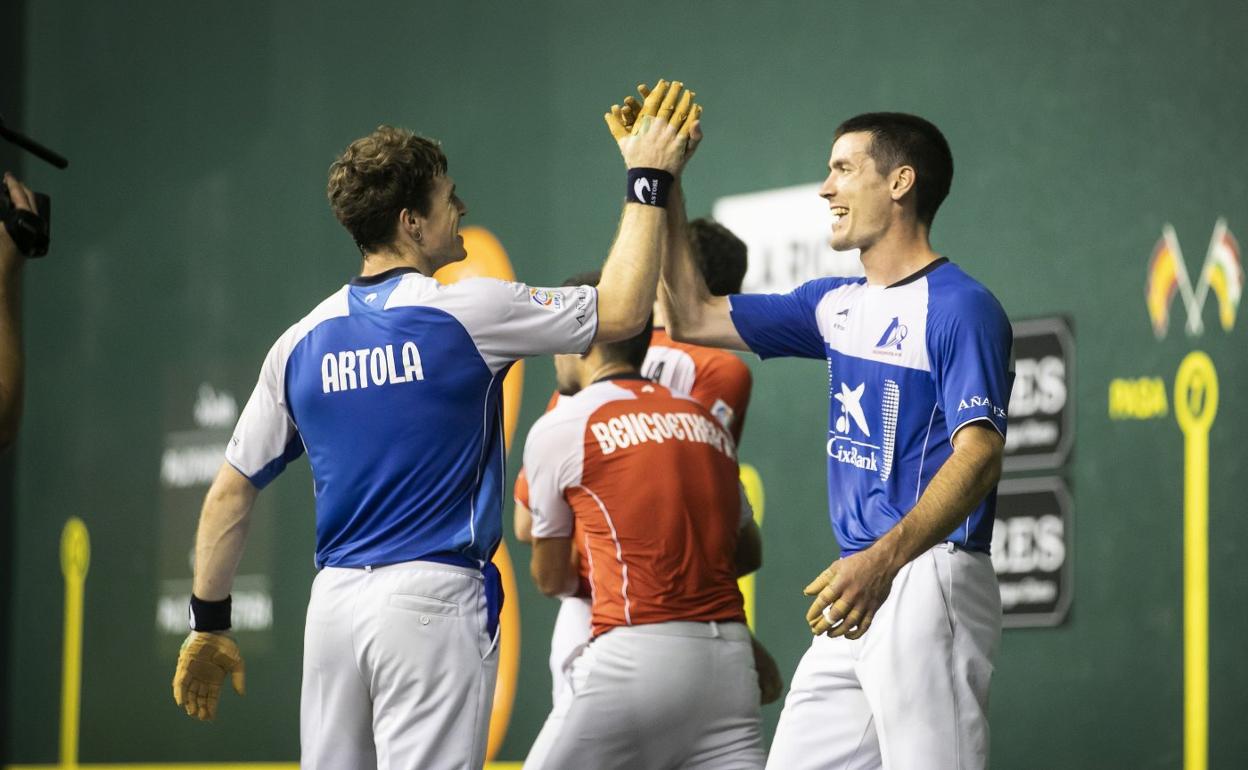 Artola y Rezusta se felicitan tras su soberbio partido, ayer en el Adarraga, que les da el pase a la final del Masters Caixabank. 