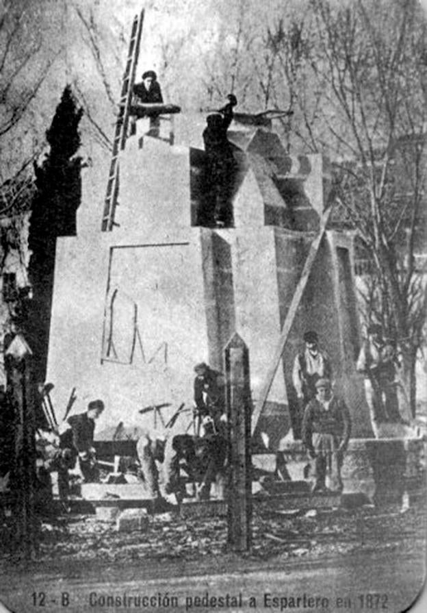 Fotografía de la construcción del primer pedestal en el año 1872.