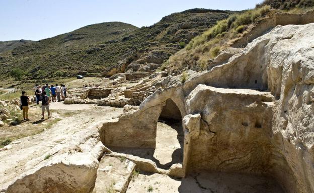 Imagen principal - Los campos de trabajo de Contrebia Leucade.Ruinas del monasterio de San Prudencio. Las setas del Camero Viejo, recuerdo especial del artista ALFREDO IGLESIAS, MARÍA CASADO Y MIGUEL HERREROS