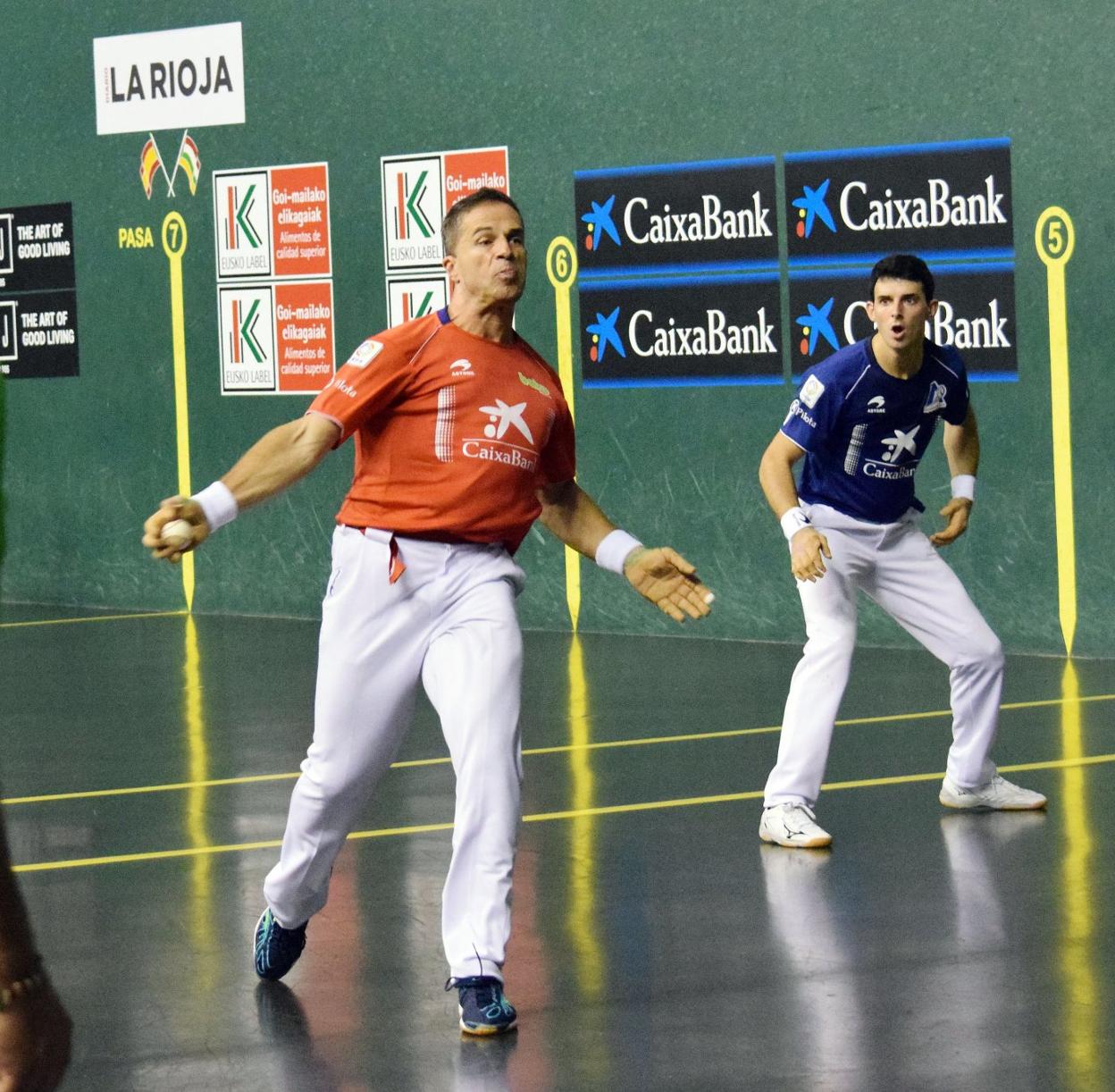 Olaizola descarga un derechazo furioso ante Altuna en la final de la pasada feria de San Mateo del 2019, con triunfo para el primero. 