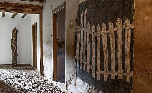 Imagen principal - Roberto Pajares &#039;El Pájaro&#039; expone su arte multidisciplinar en Viniegra de Abajo