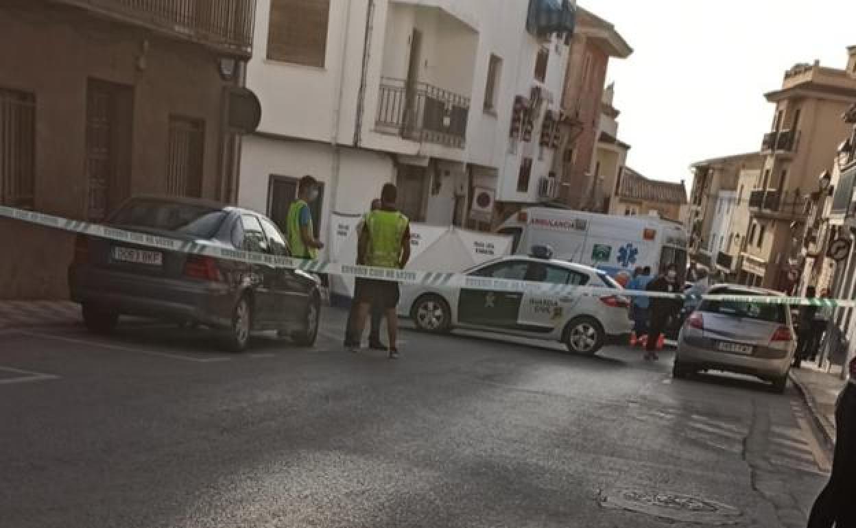 La Guardia Civil custoria el lugar del crimen en Mancha Real (Jaén).