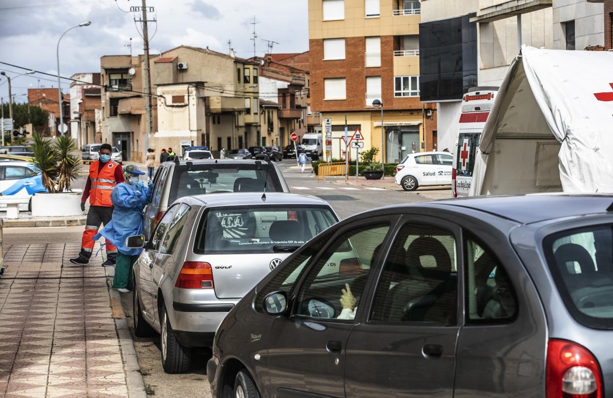 Los ciudadanos, en sus coches, guardan fila para someterse a las pruebas PCR en Rincón de Soto. 