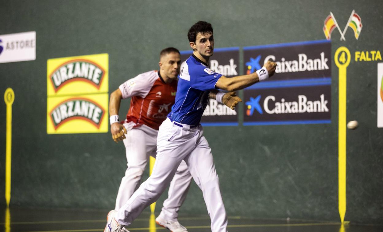 Jokin Altuna ejecuta una dejada ante la mirada de Aimar Olaizola, que no pudo sostener el arreón del puntillero guipuzcoano en la recta final. 