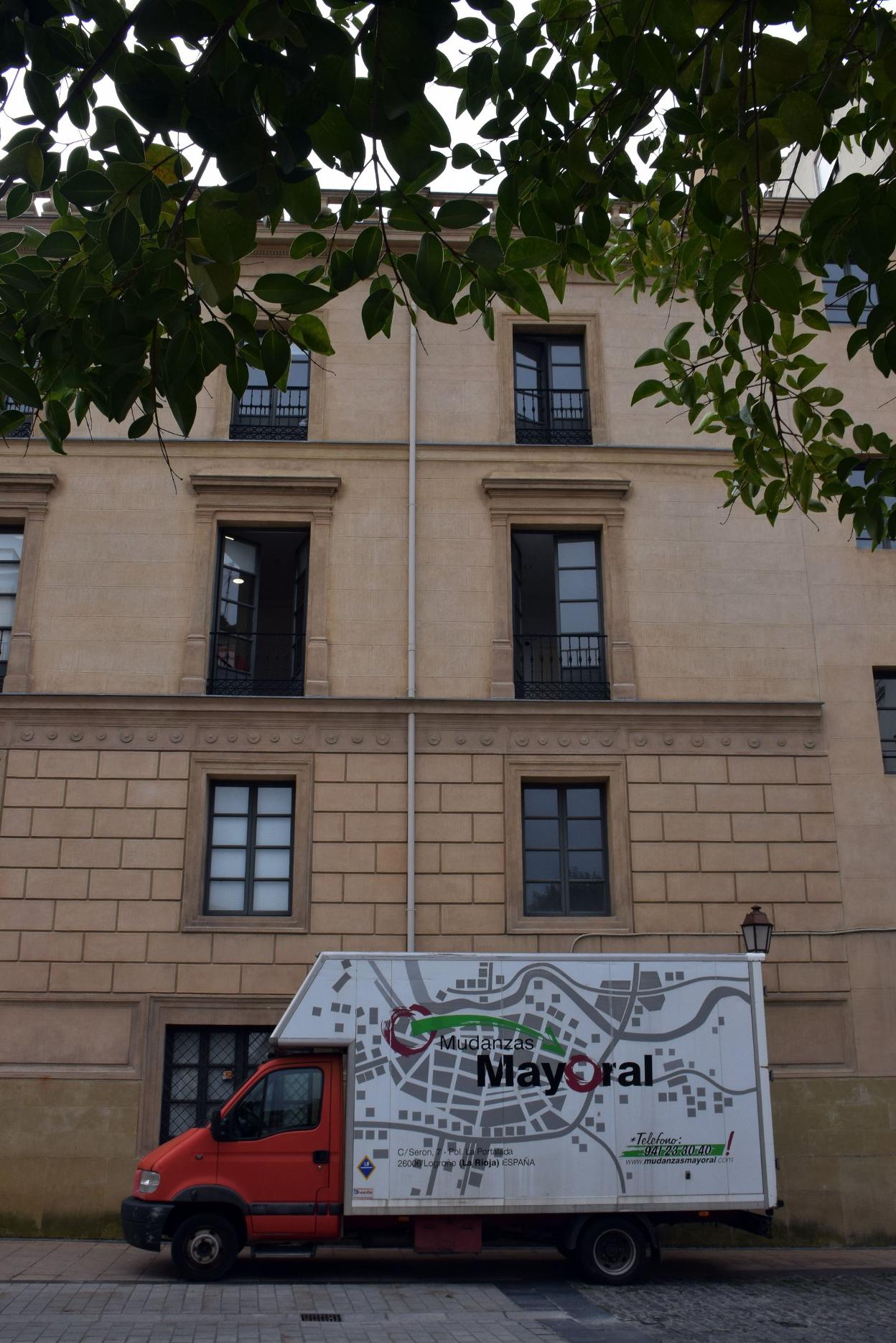 Las tareas de carga y descarga proseguía ayer en el Palacio de los Chapiteles. 