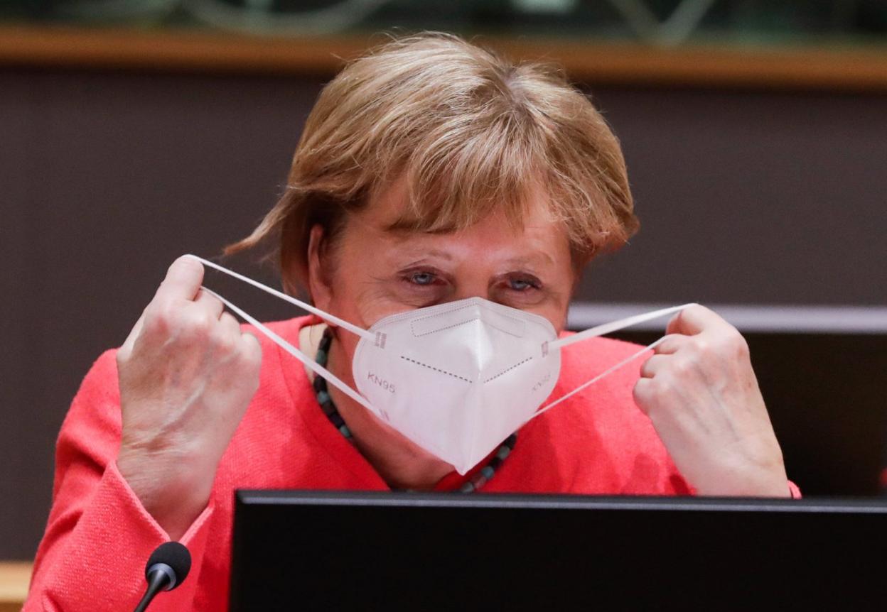 La canciller alemana Ángela Merkel, con una mascarilla tipo KN95 el pasado mes de julio. 