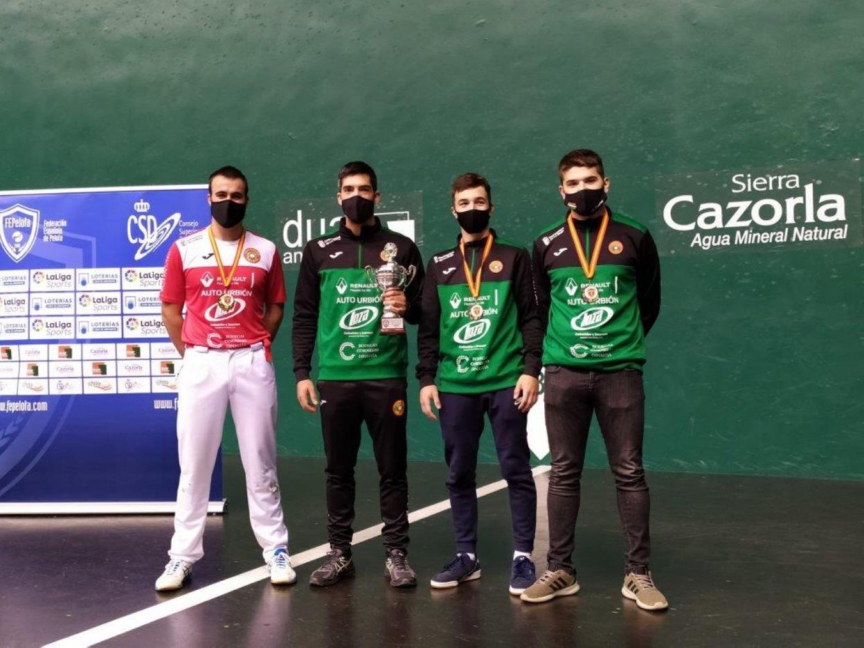 Los representantes riojanos en el Nacional Sub-22, con sus trofeos. 