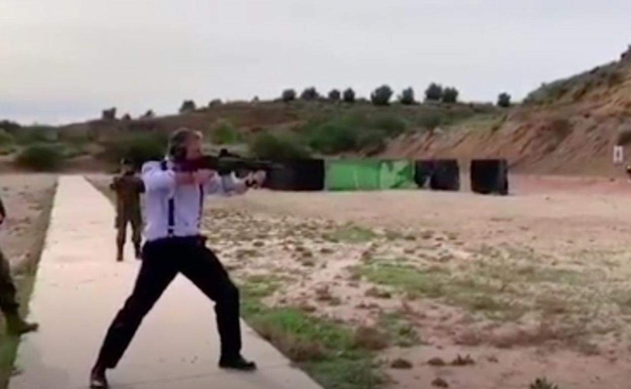 Javier Ortega Smith disparando un fusil de asalto durante un curso del Ceseden.