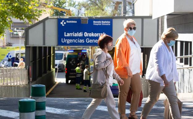 Salud ha decidido que en los hospitales y centros de salud solo se puede estar con mascarilla quirúrgica u homolagada. 