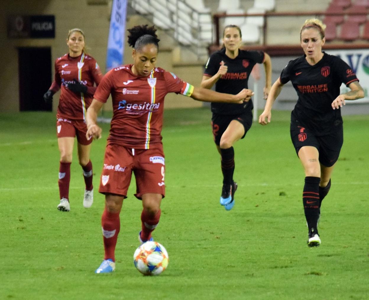 La jugadora del EDF Logroño, Jade Boho, con el balón en un partido el pasado febrero. 