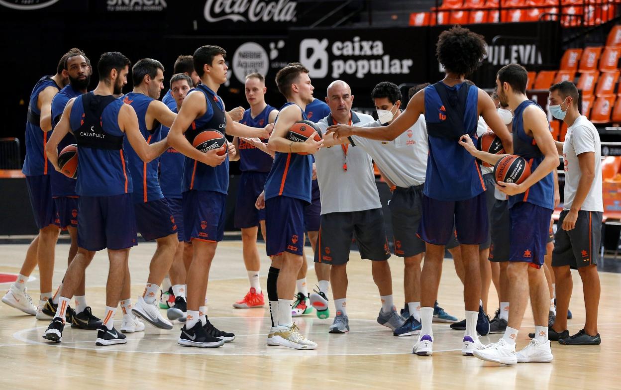 Los jugadores del Valencia, ayer, antes de su duelo con el Asvel. 