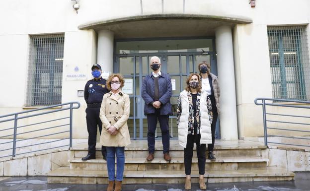 Yolanda Bernal y Rocío Paños, esta mañana junto al alcalde, la concejala de Igualdad y el comisario jefe de la Policía Loca. 