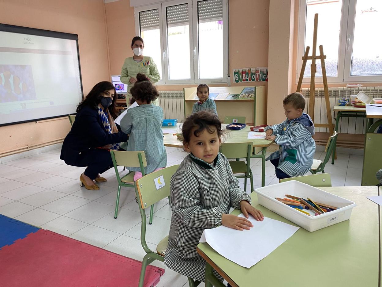 Niños de Infantil en el colegio público de Casalarreina durante la visita de las autoridades; al fondo, la presidenta del Gobierno riojano. 